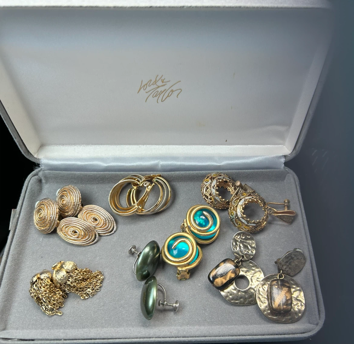 Lot of clip-on earrings