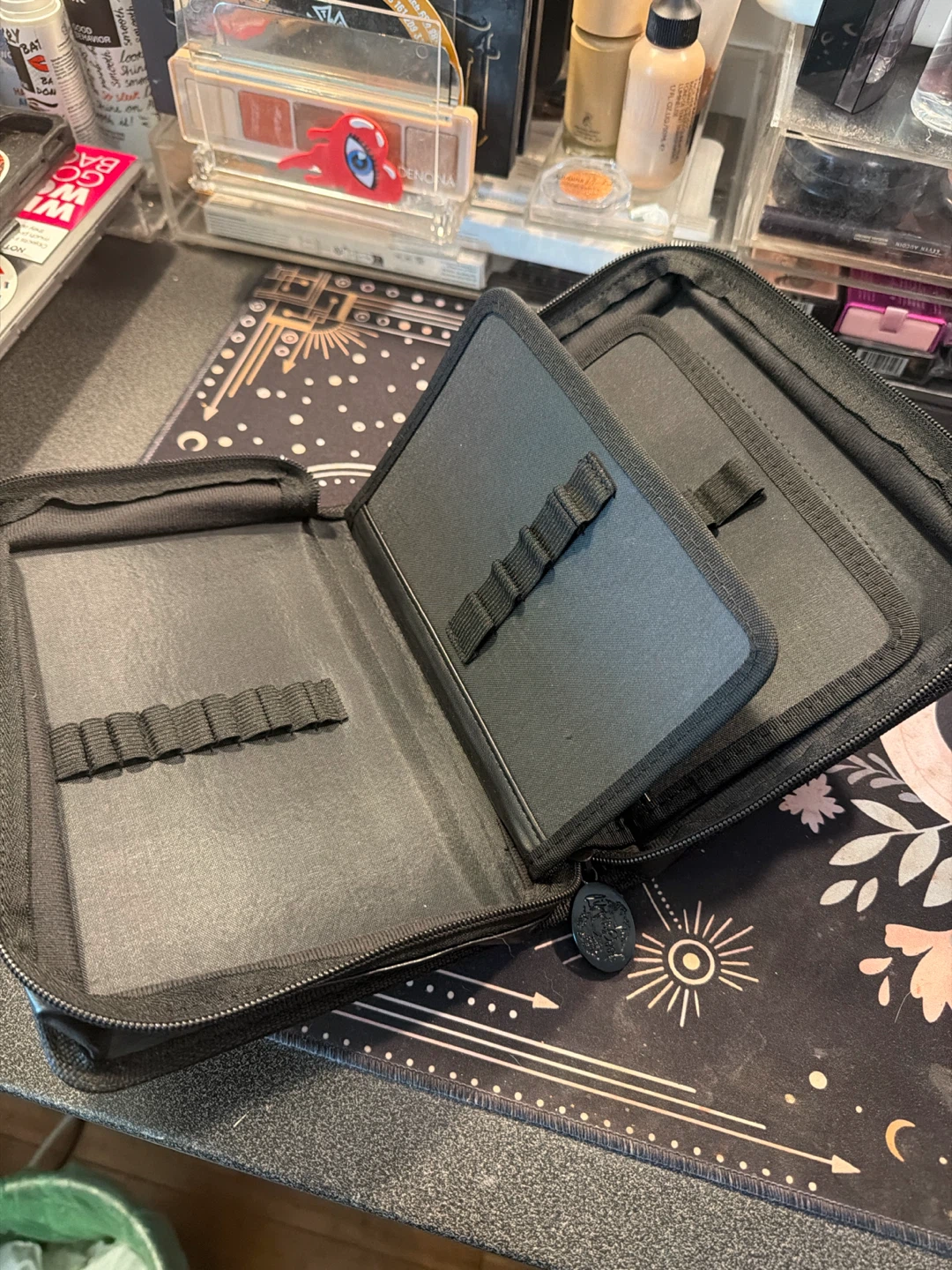 Lippie Book Makeup Brush Organizer Case - photo 3