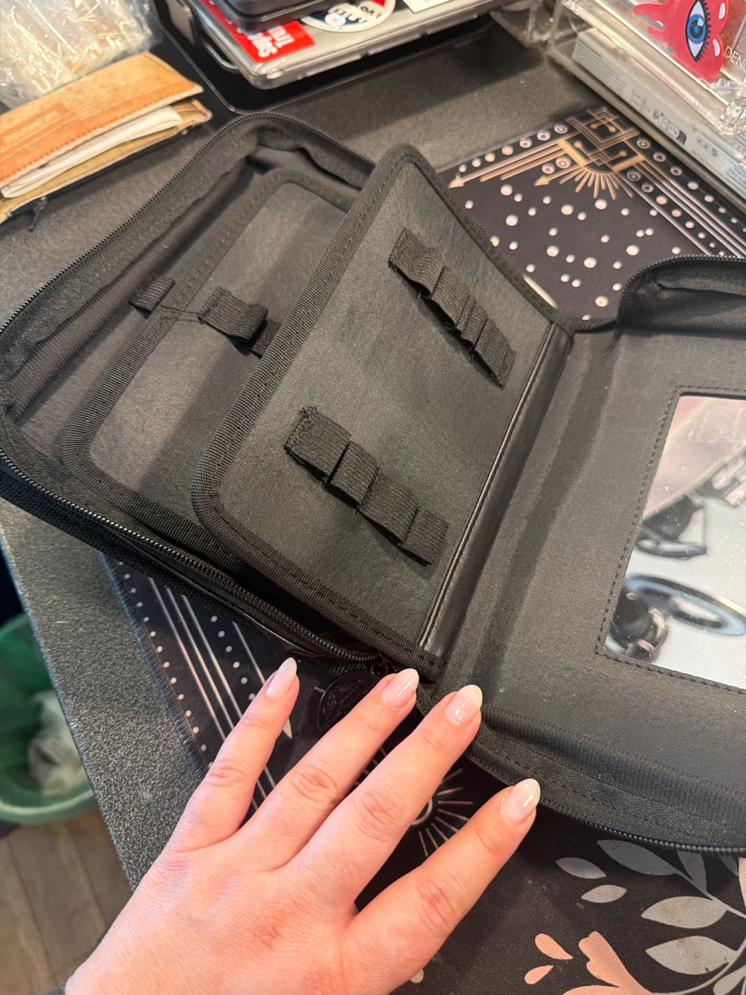 Lippie Book Makeup Brush Organizer Case - photo 4
