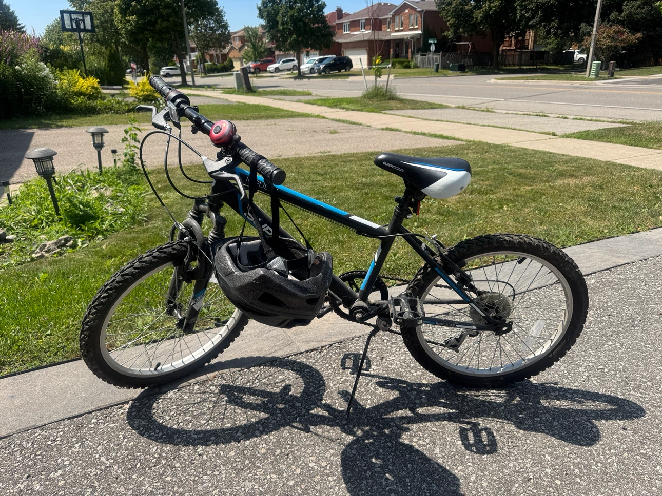 Supercycle Impulse Kids Bike with Helmet