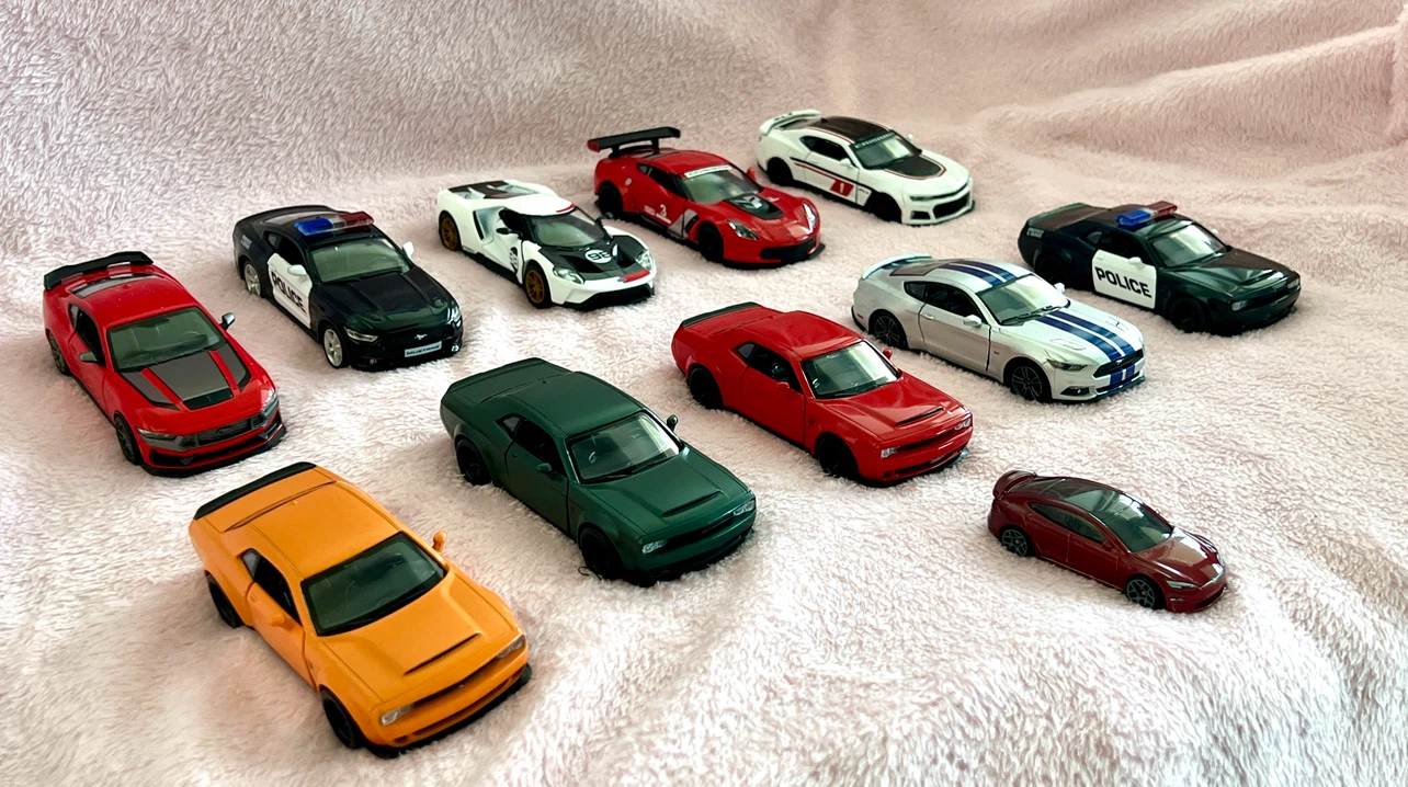 $20/lot Collection of Die-Cast Model Cars 1:32