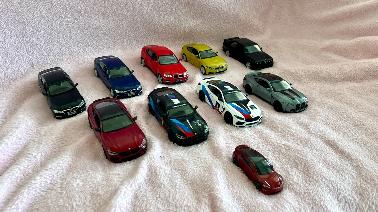 $20/ lot Collection of 9 Die-Cast BMW Model 1:32
