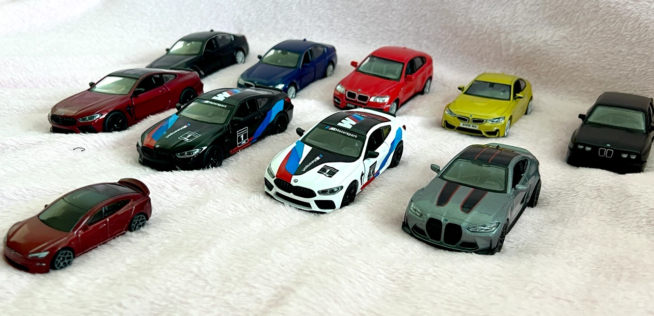 $20/ lot Collection of 9 Die-Cast BMW Model 1:32 - photo 3