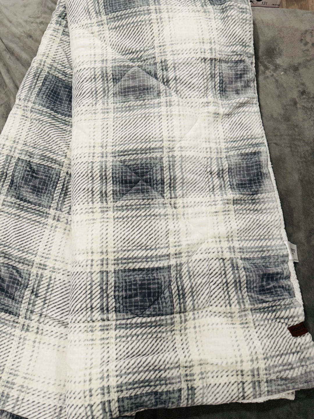 King Roots Home Flannel Sherpa Comforter – Costco Exclusive - photo 3