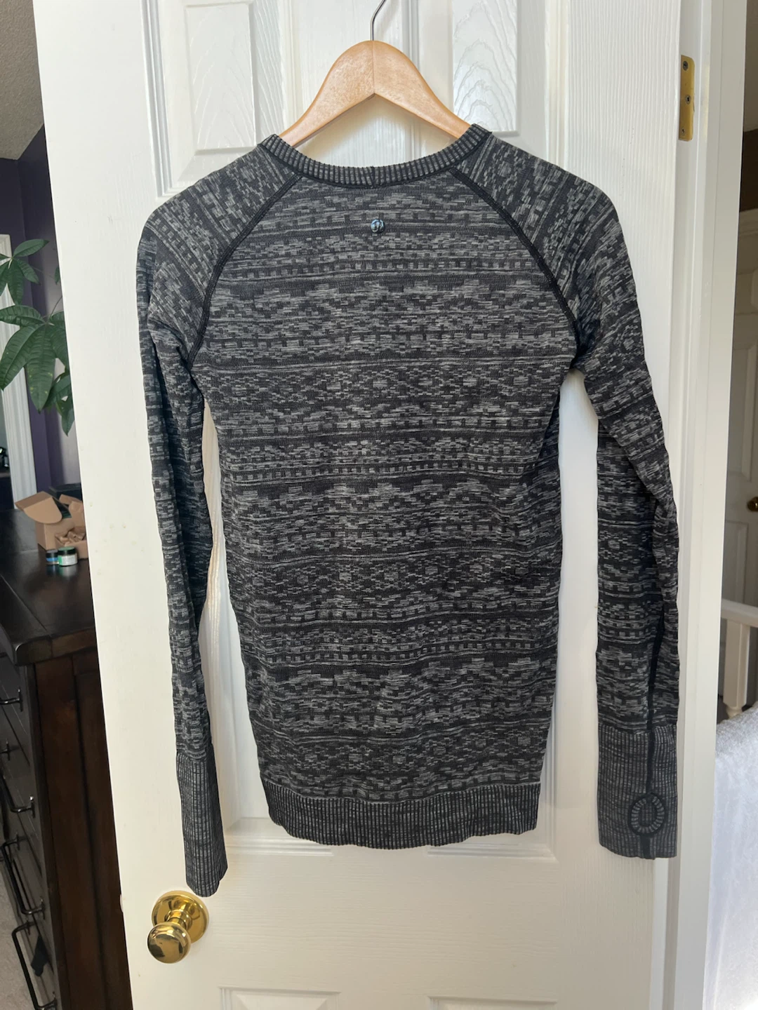 Size 4 lulu long sleeve top - photo 2