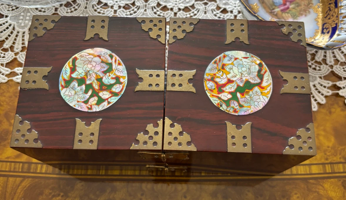 Vintage Korean jewlery box
