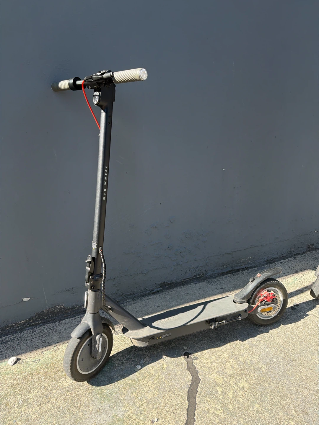 Fifth wheel Escooter 18 mph comes wit charger