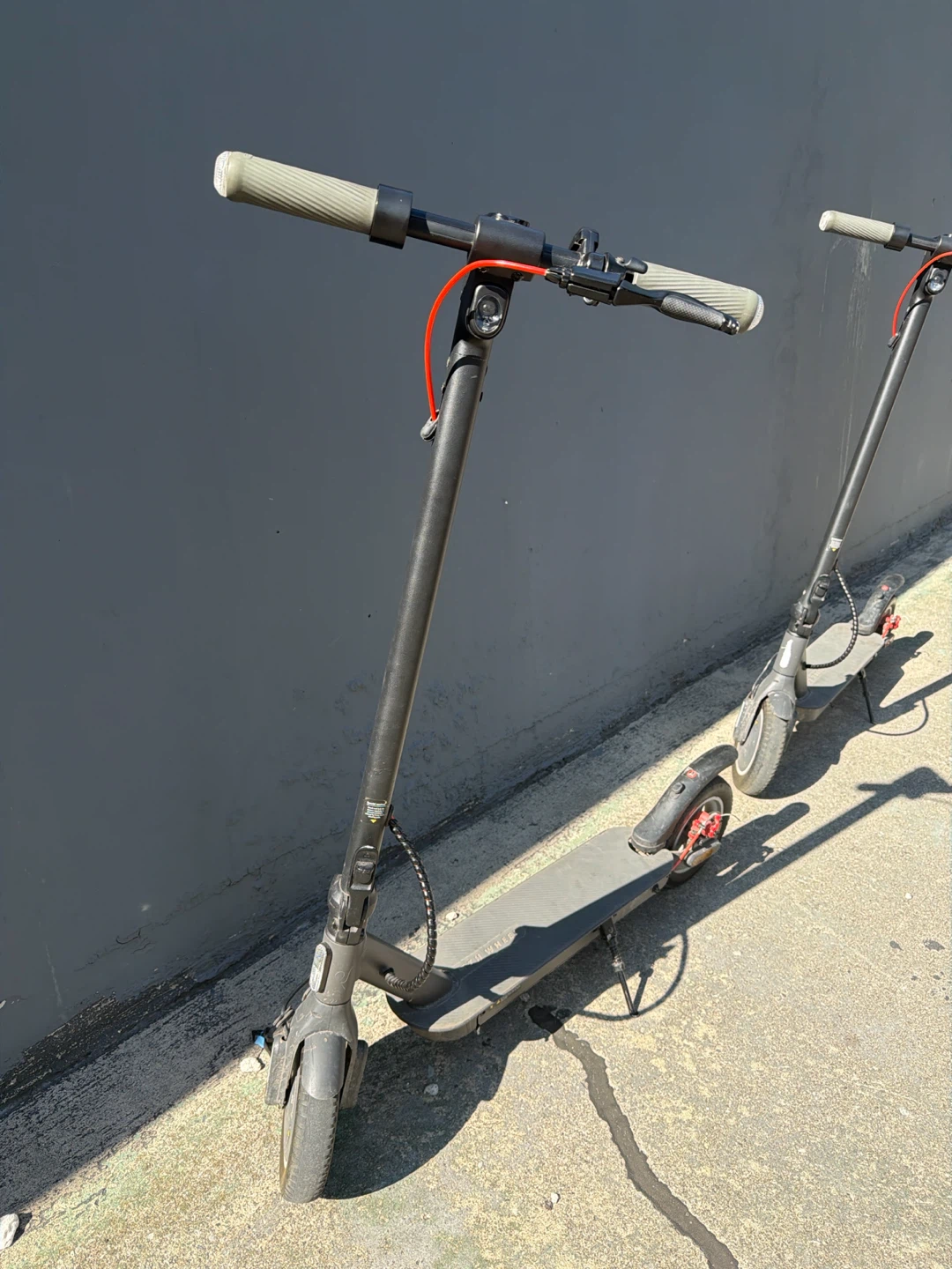 Fifth wheel Escooter 18 mph comes wit charger - photo 4
