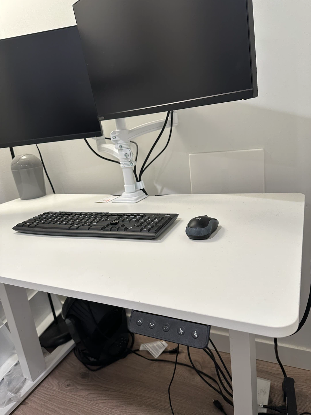 Office table & chair + 2 desktops A+ wireless mouse/keyboard - photo 2