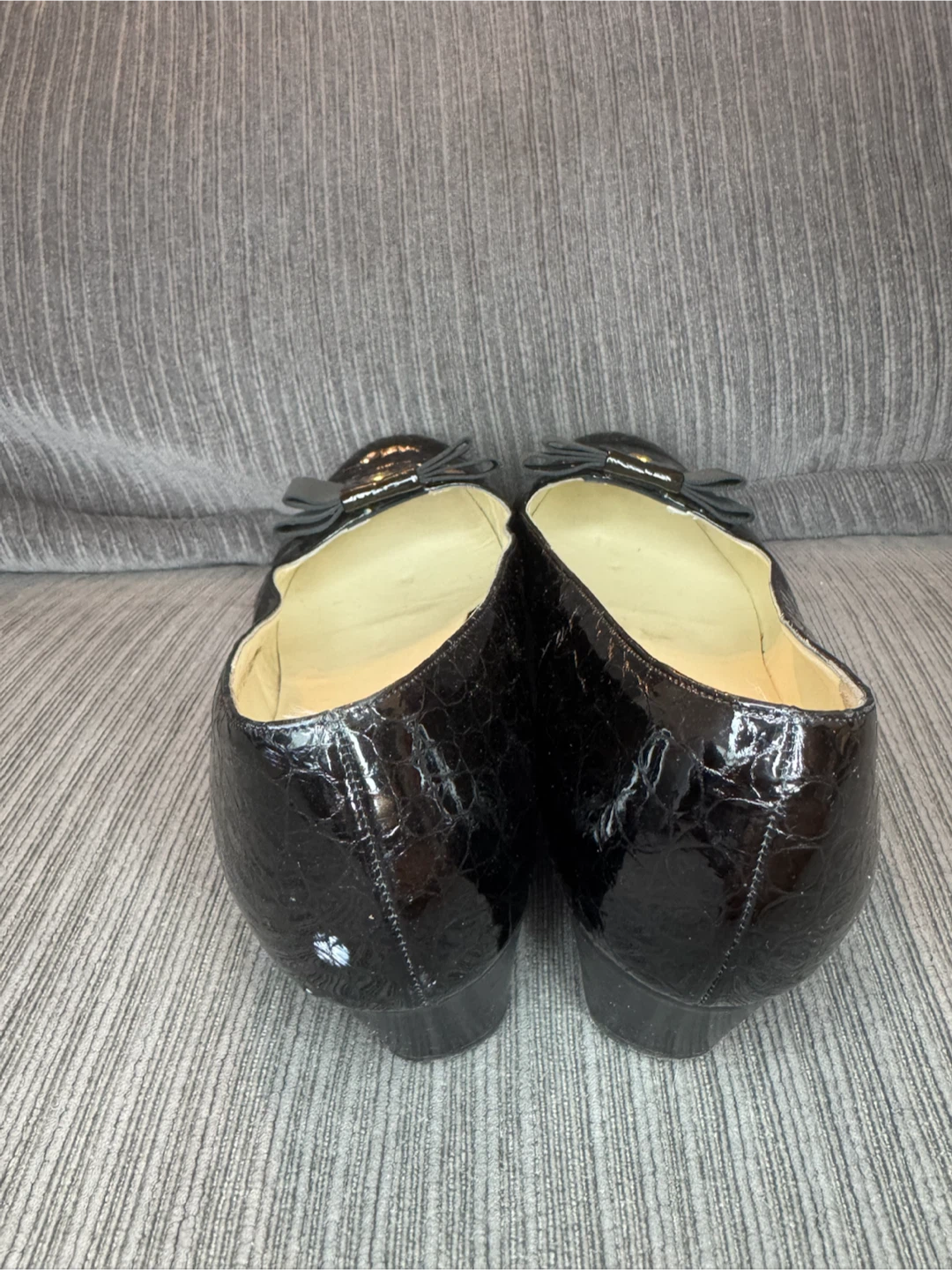 Bally Medlana Black Patent Leather Bow Low Heel Pumps Size 8 - photo 2