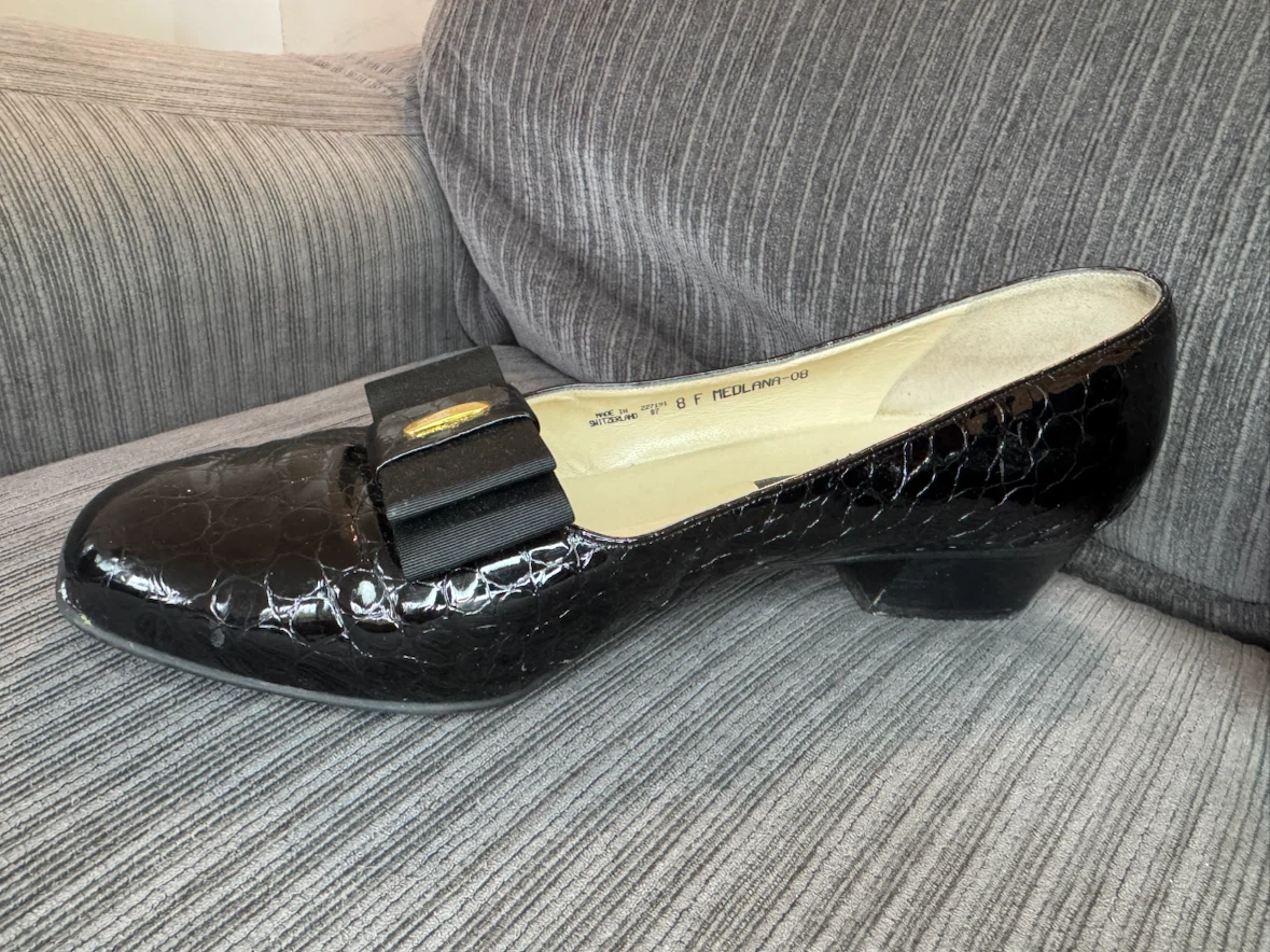 Bally Medlana Black Patent Leather Bow Low Heel Pumps Size 8 - photo 3