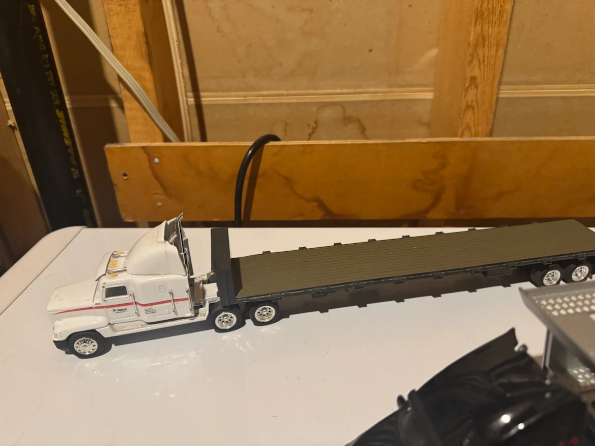 3 Diecast Semi Trucks and Trailers. 1/64th scale. $20 each - photo 4