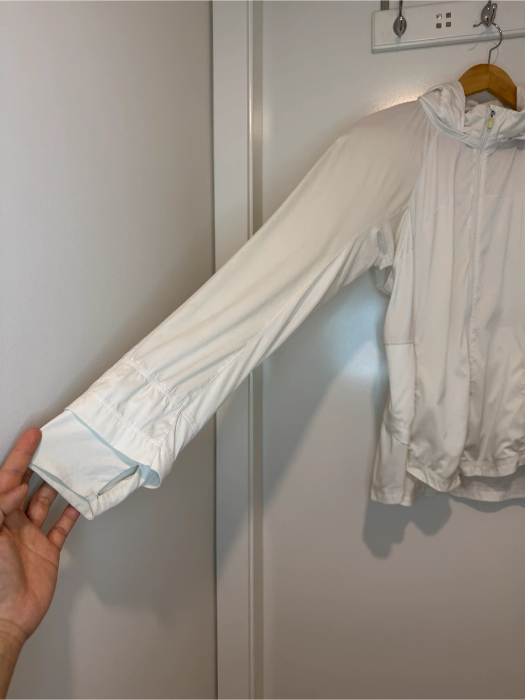 Lululemon White Hooded Running Jacket - photo 3