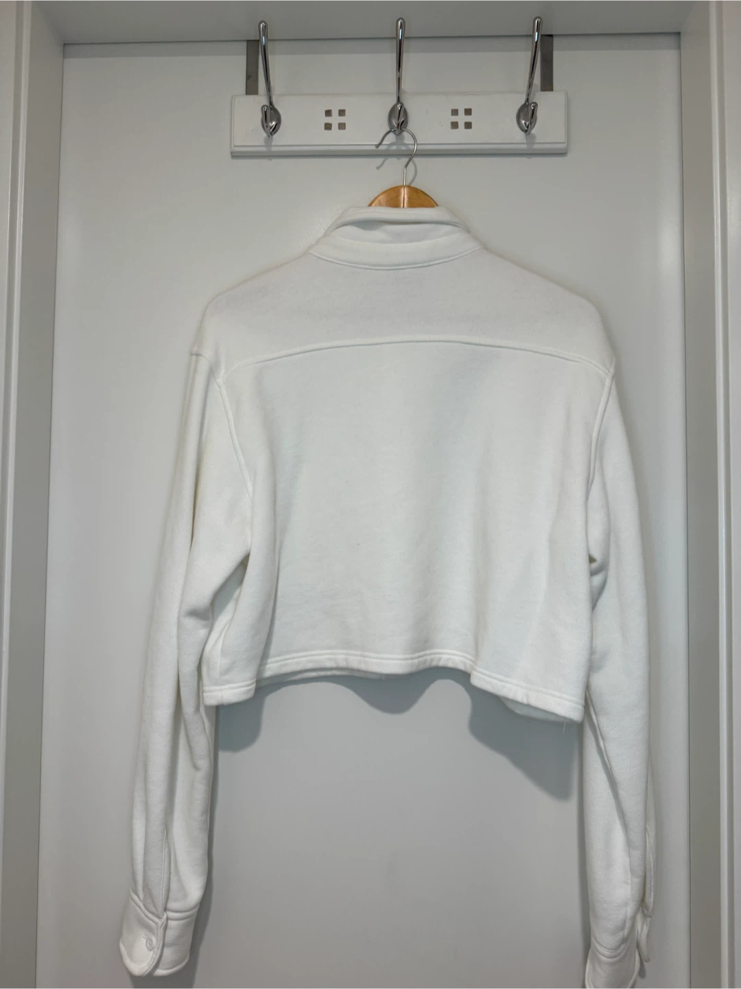 Aritzia TNA Cozy Fleece Boyfriend Cropped Shirt White - photo 2