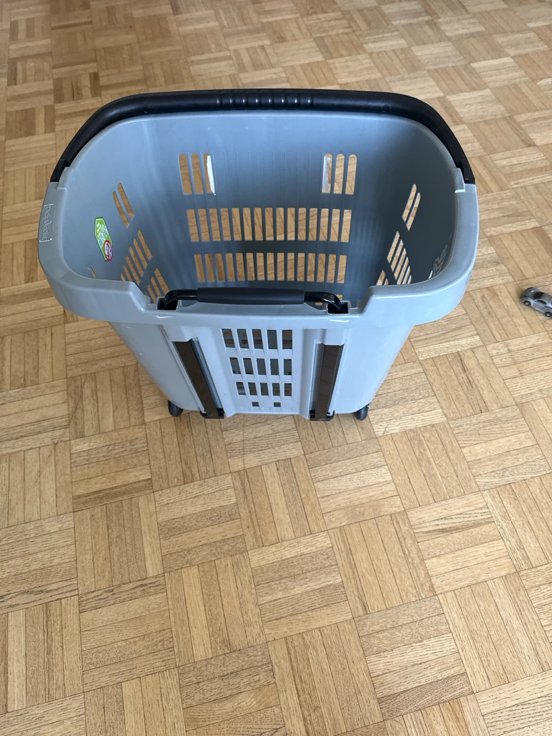 Grey laundry basket with wheels - photo 2