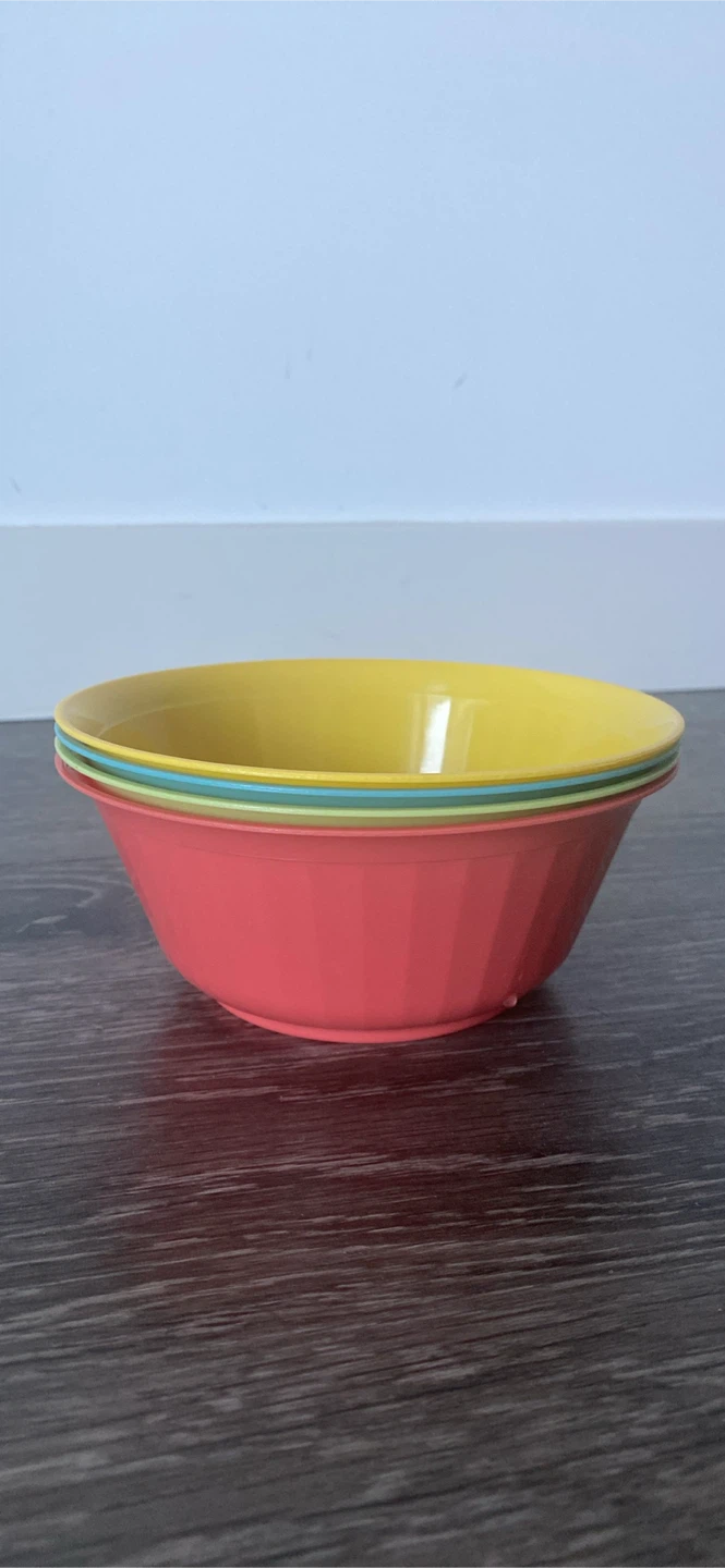 Set of 4 colourful plastic bowls