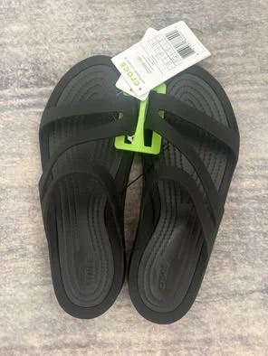 Crocs flip flops (New) (Size 7)