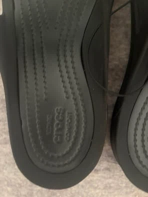 Crocs flip flops (New) (Size 7) - photo 3