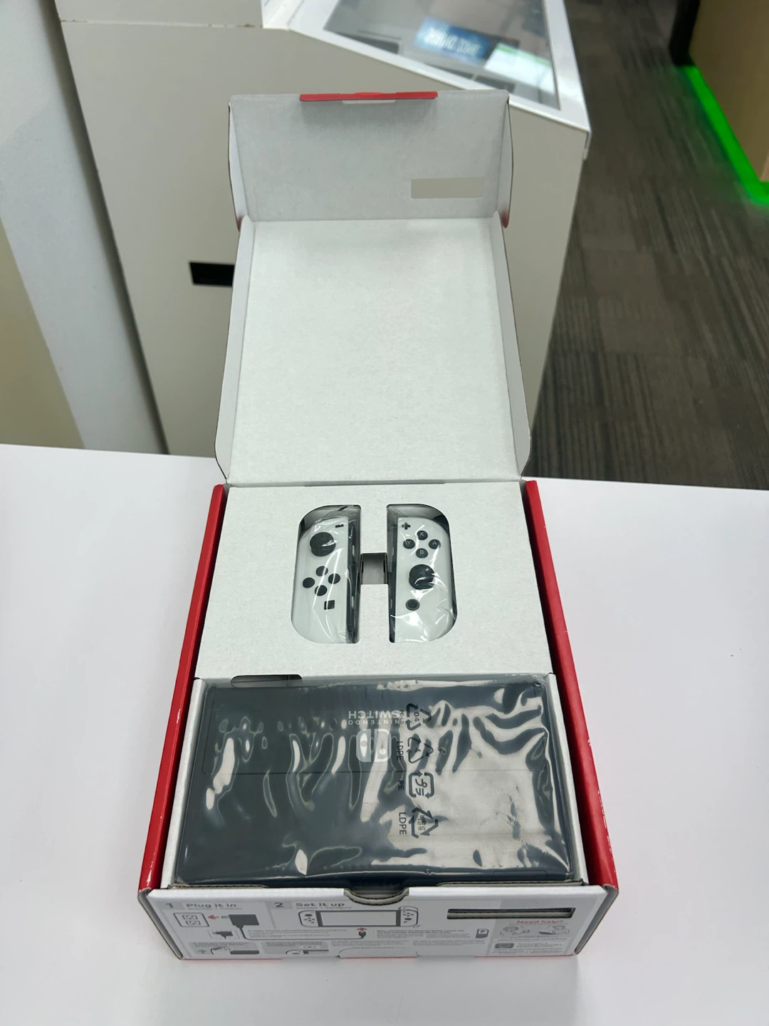Nintendo Switch OLED - photo 2