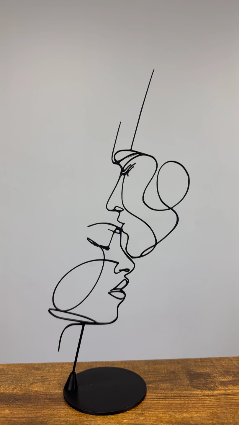 Kissing Faces Wire Sculpture - Various Colours