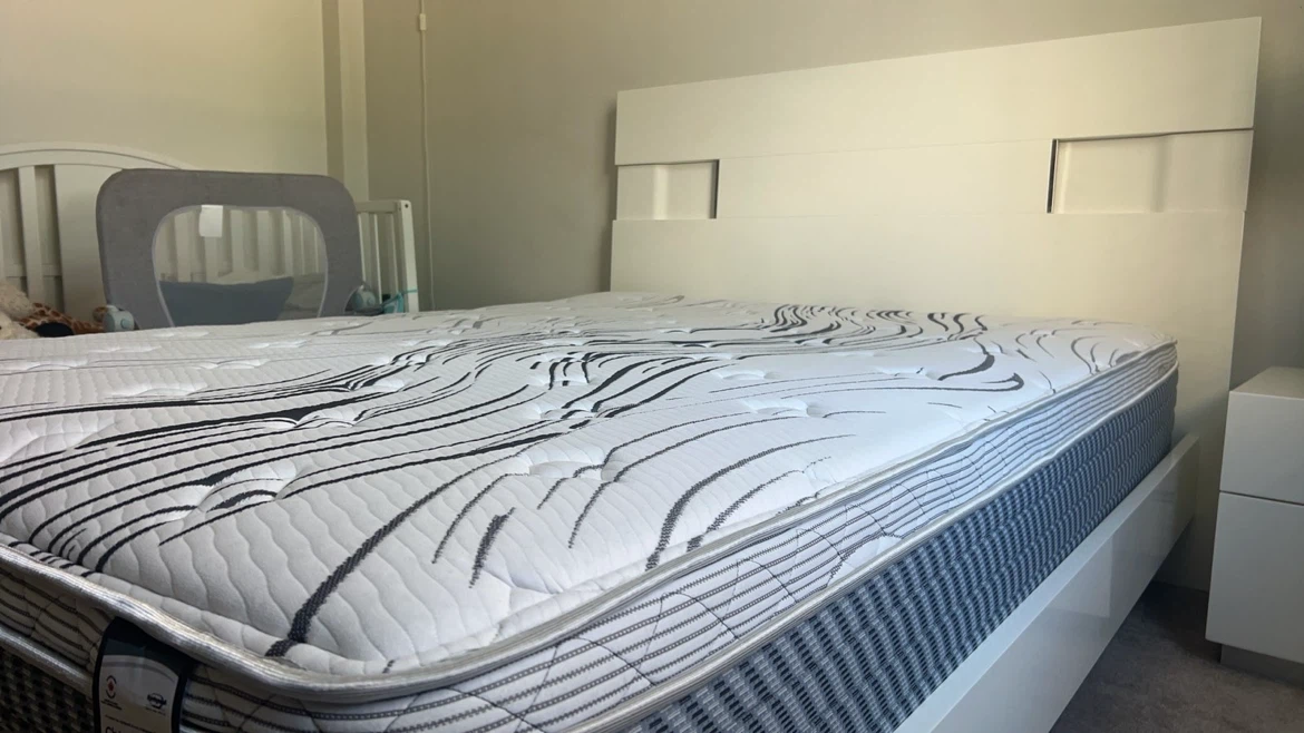 White queen size bed set with comfortable mattress. - photo 2