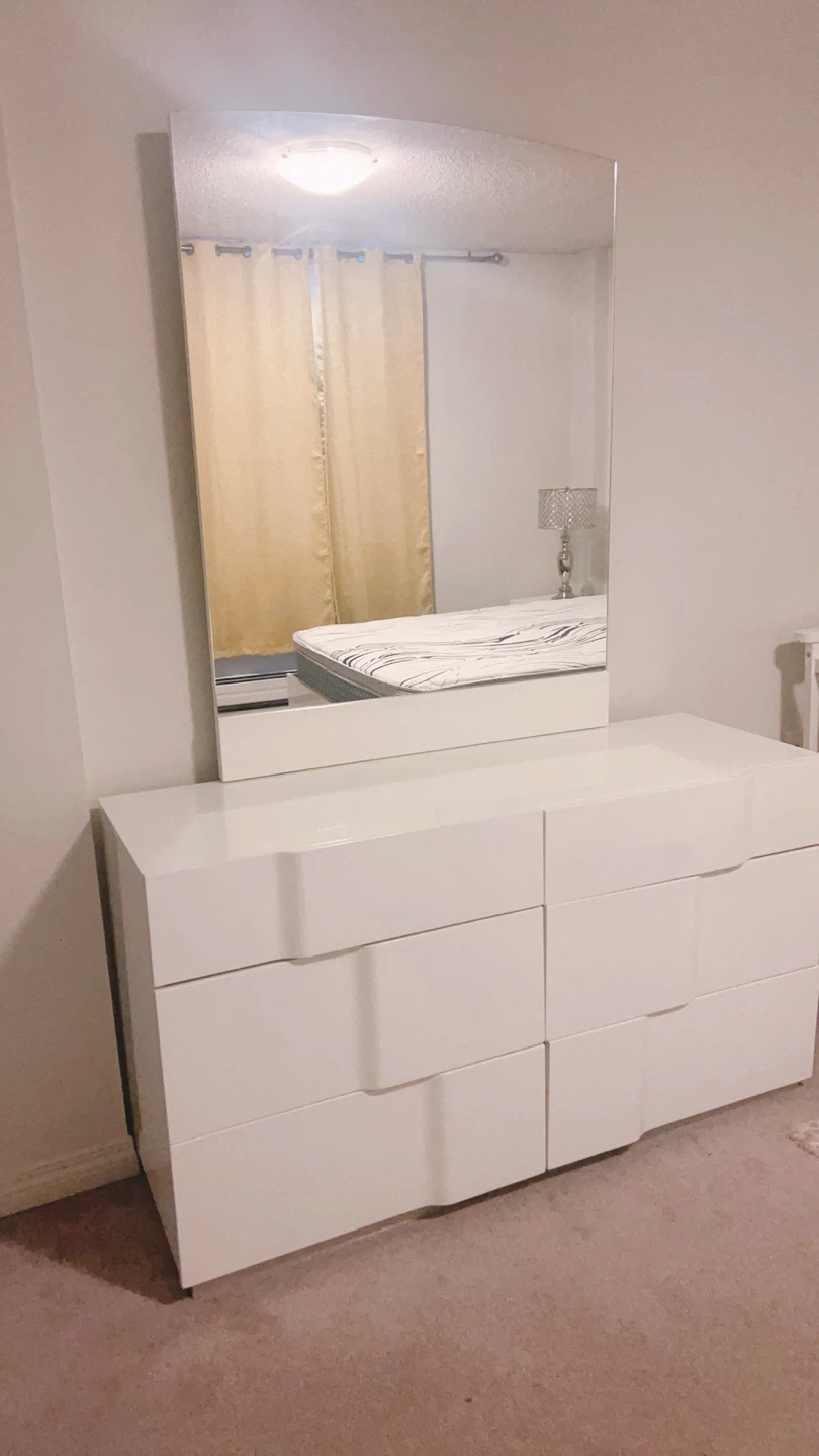 White queen size bed set with comfortable mattress. - photo 3