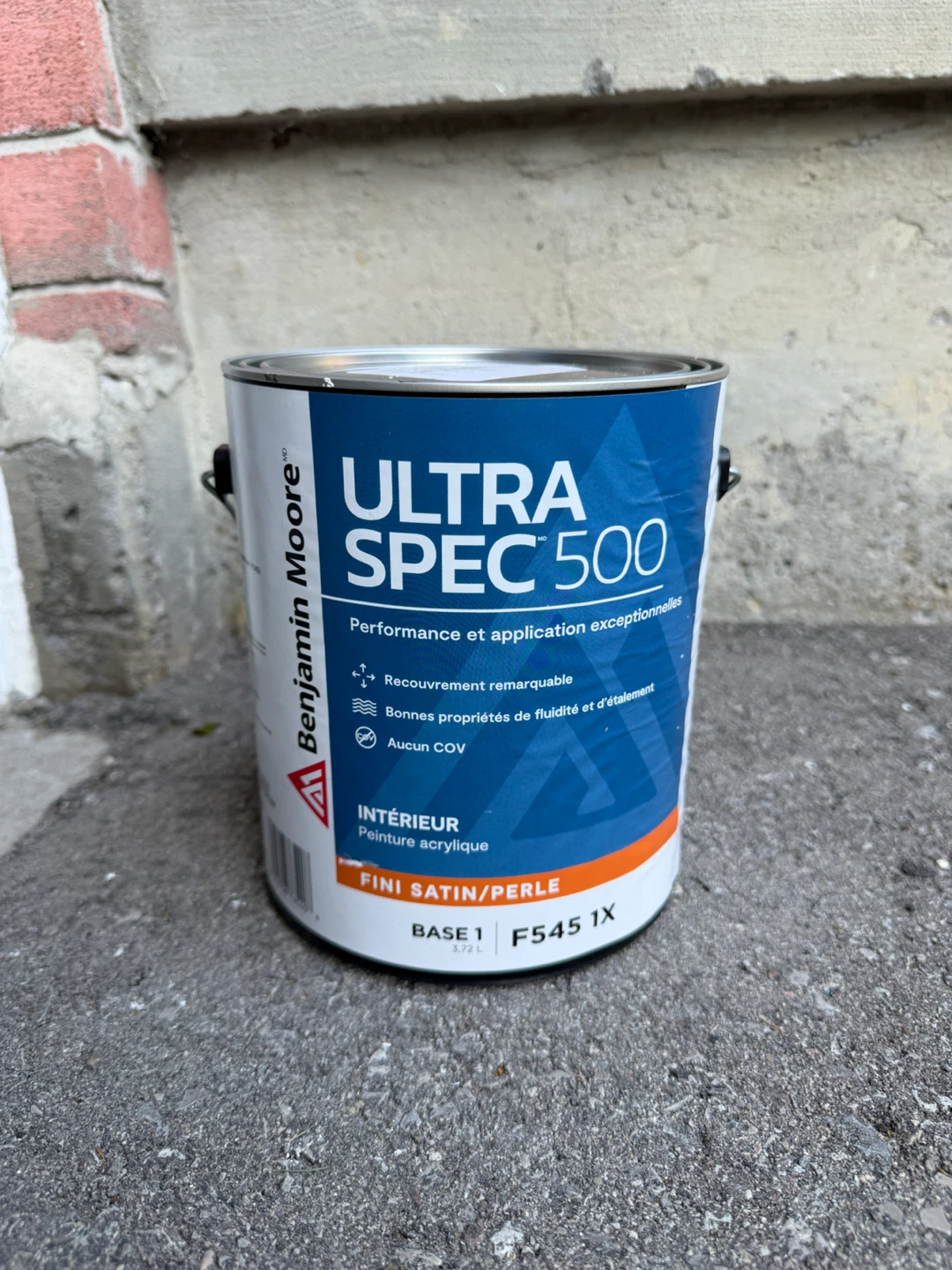UNOPENED Benjamin Moore paint Simply White OC117