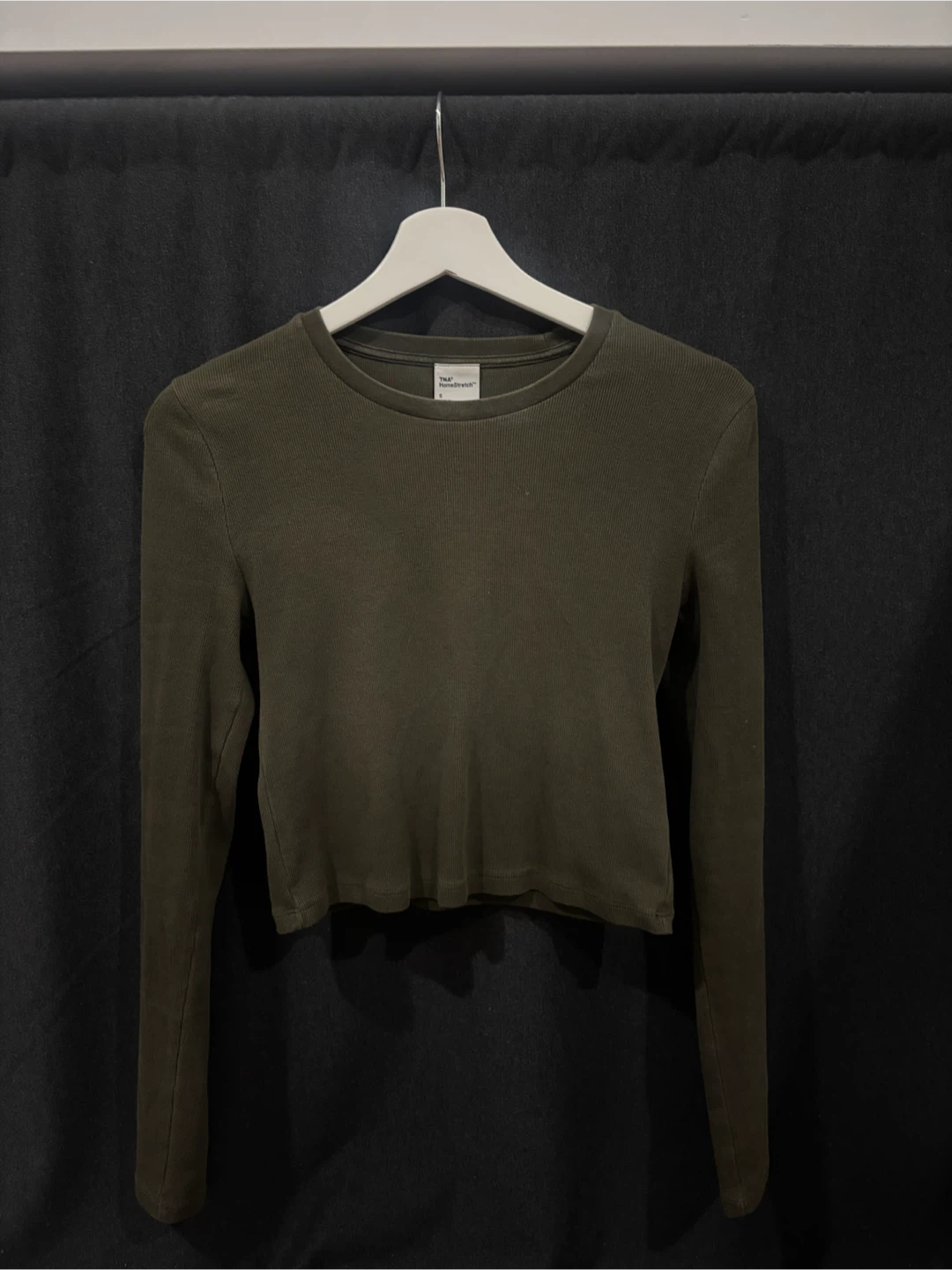 Aritzia TNA Flint Green Ribbed Cropped Long Sleeve Shirt