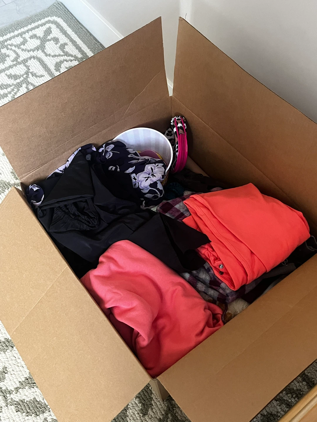 Box of clothes (40-50 pieces)