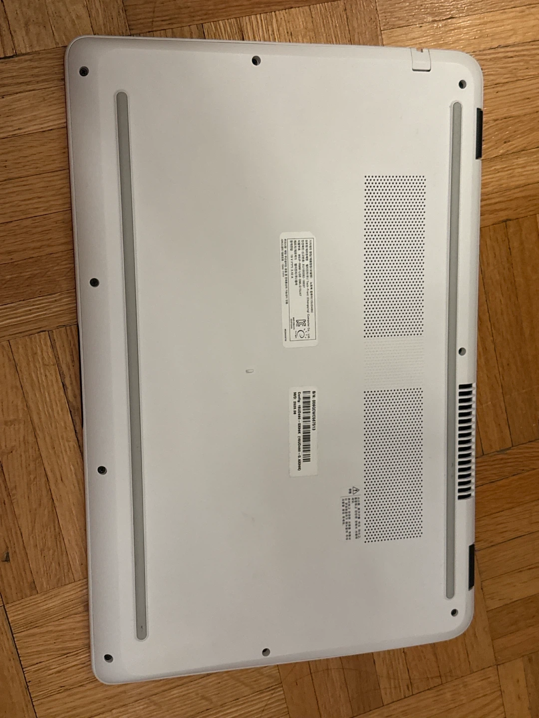 LG White Laptop - photo 3