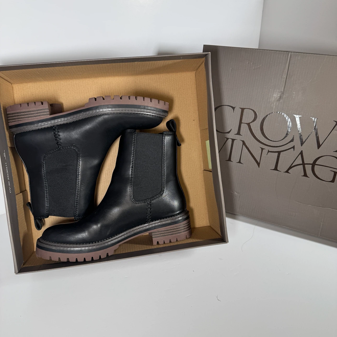 Crown Vintage Gilian black Chelsea, US 6 Medium with box