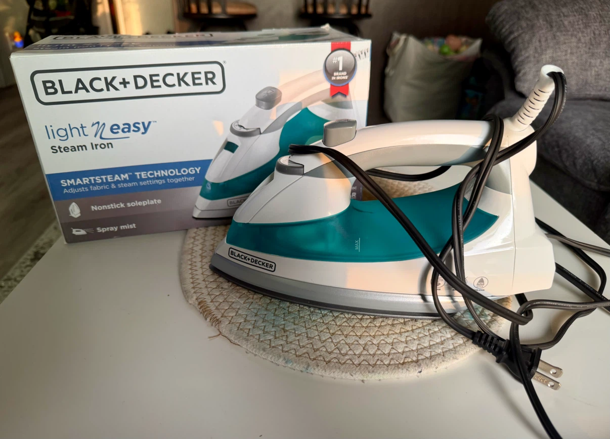 BLACK+DECKER Light N Easy Steam Iron - photo 3