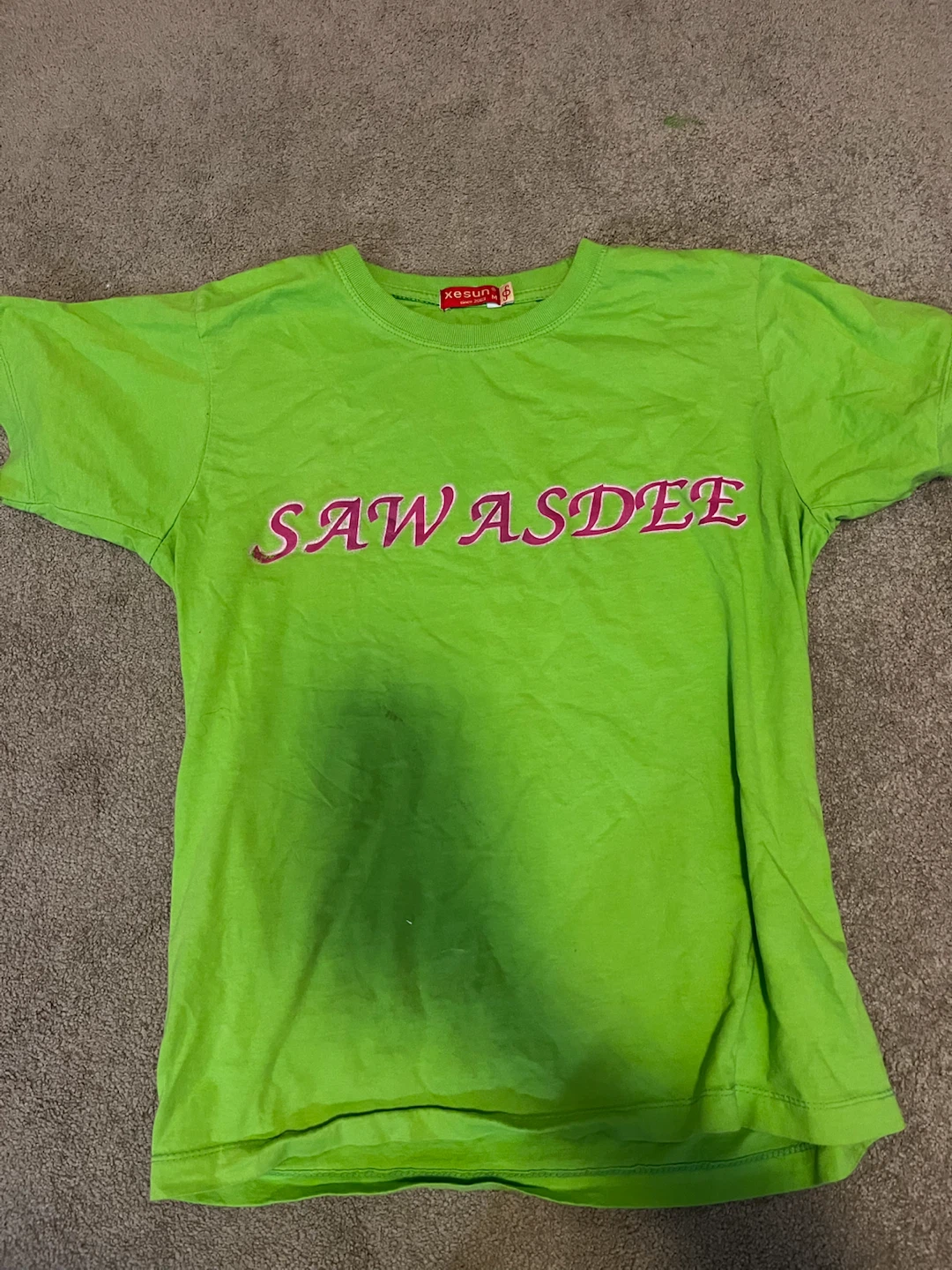 Xesun "SAWASDEE" Graphic T-Shirt
