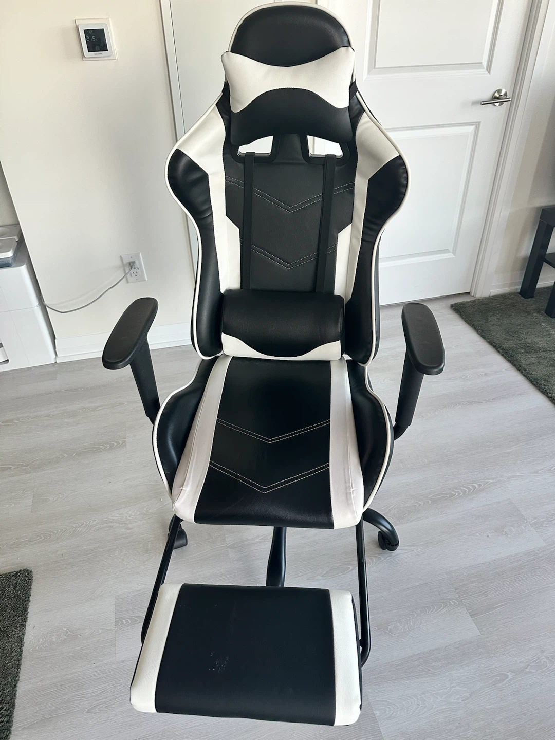 New Gaming Chair with Footrest - photo 3