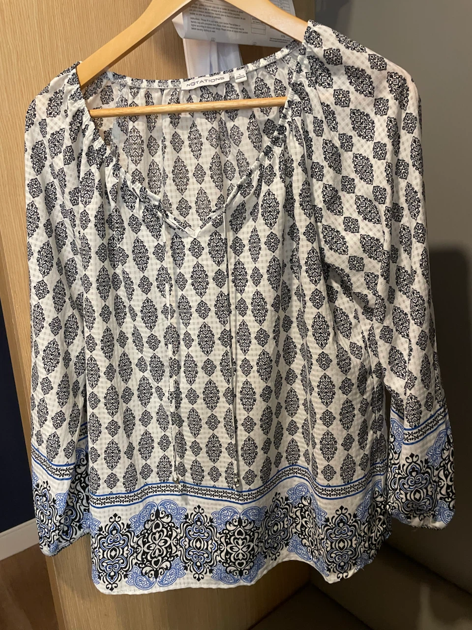 Women's Blouse Size S but fits a M, Loose fitting