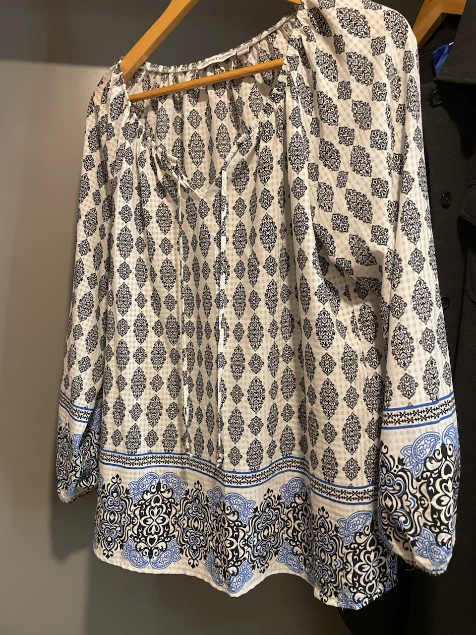 Women's Blouse Size S but fits a M, Loose fitting - photo 2