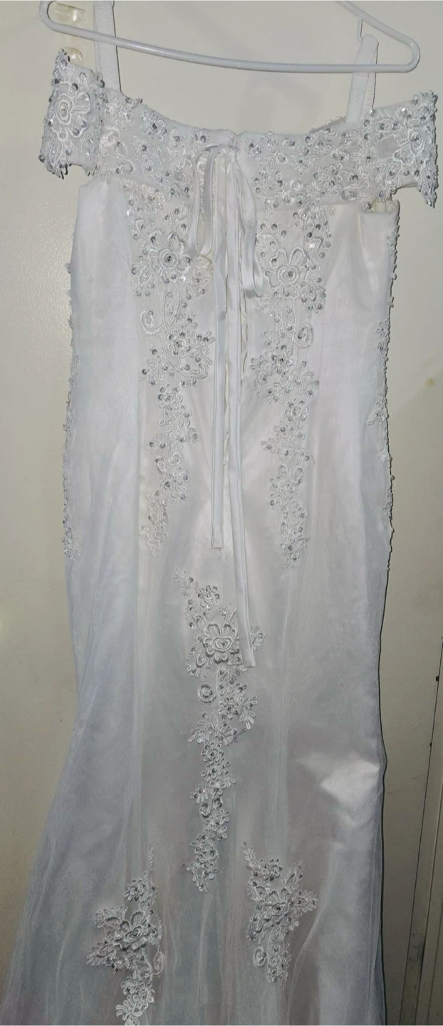 White Off-the-Shoulder Wedding Dress - photo 2