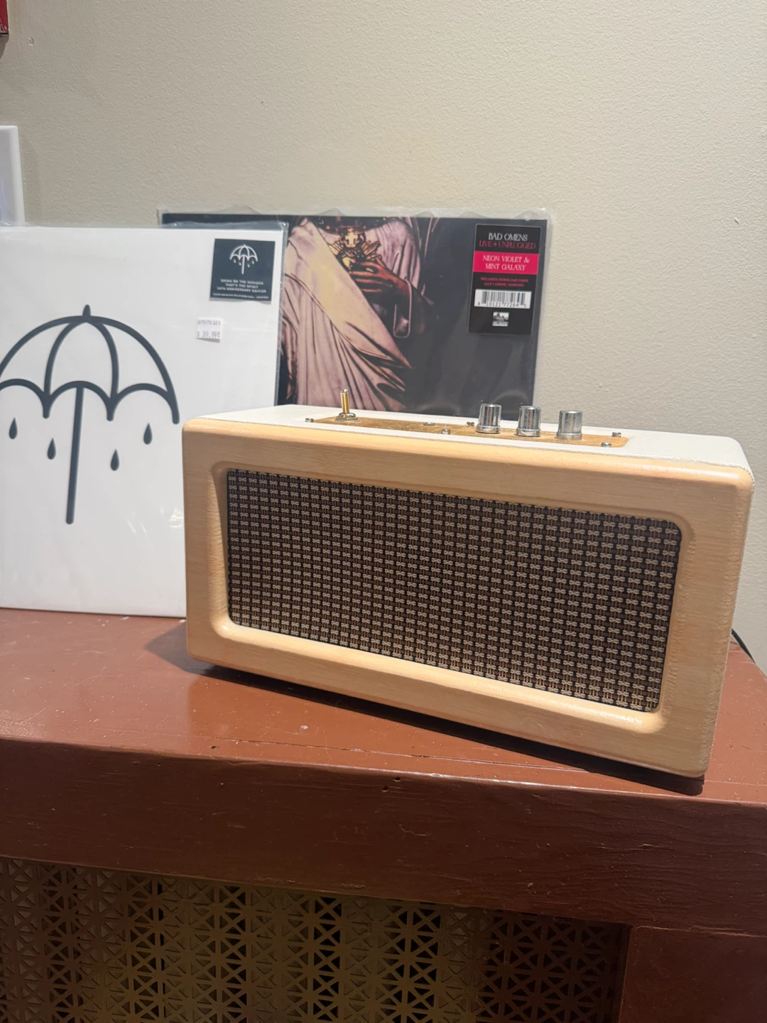 Retro style speaker