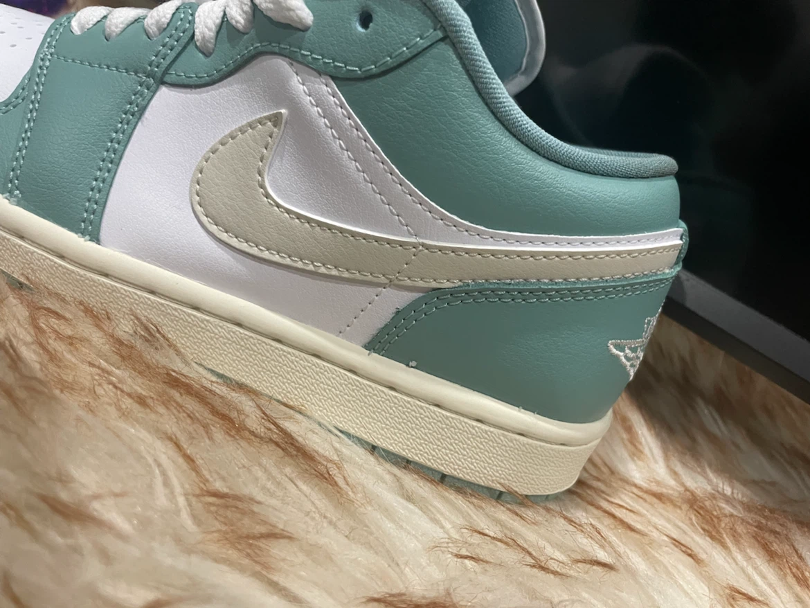 Nike Air Jordan 1 Low SE Size 7 US