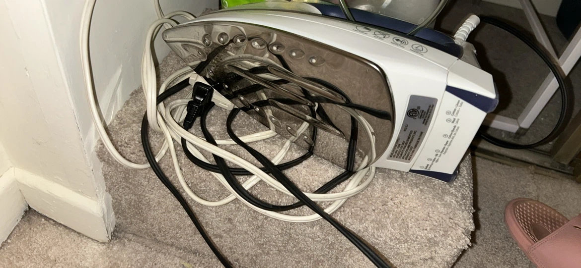 Black & Decker IR1070SC Steam Iron - photo 2