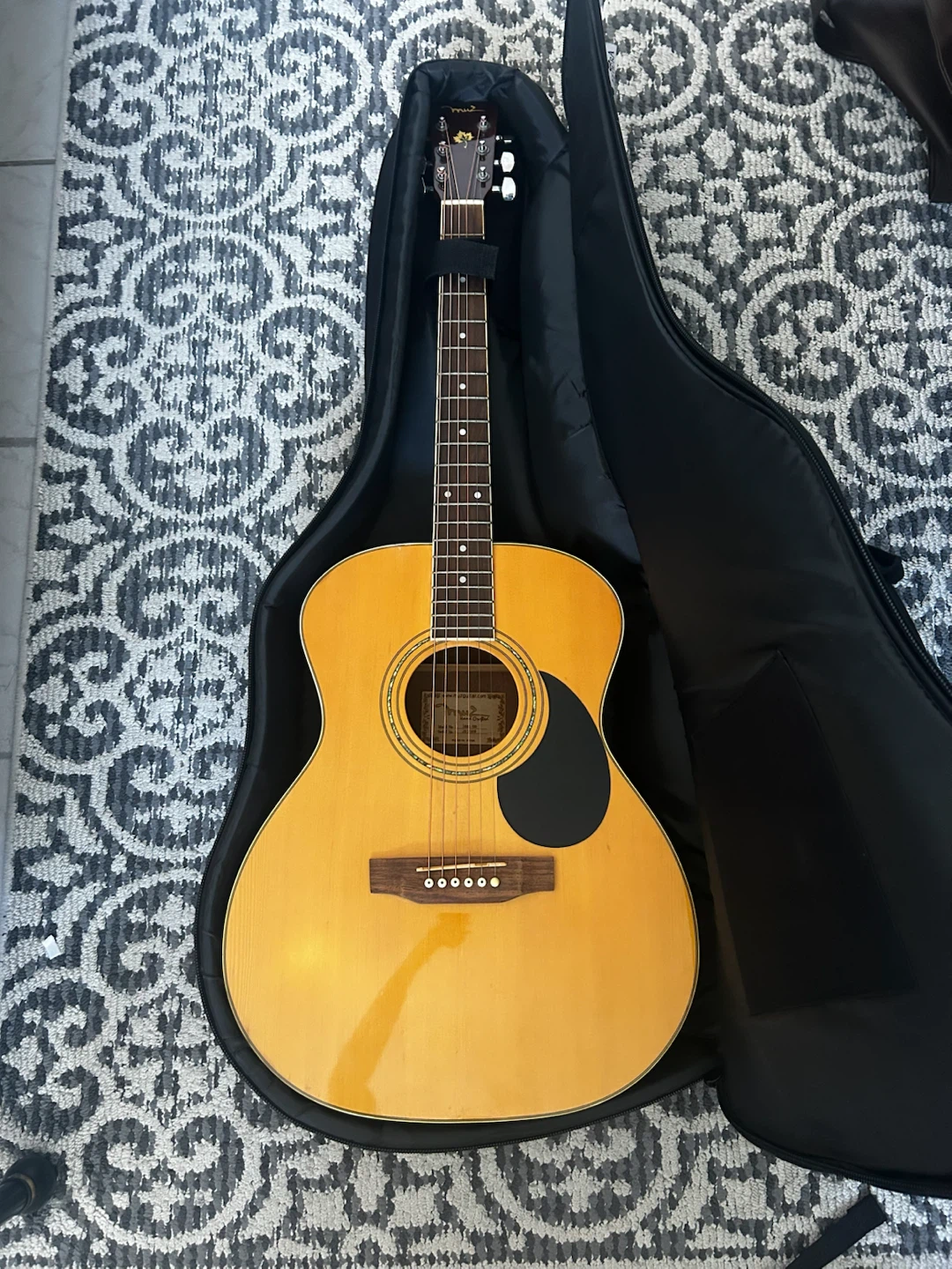 Muz Acoustic Guitar with gig Bag and Accessories
