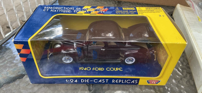 Motor Max 1940 Ford Coupe 1:24 Die-Cast Replica