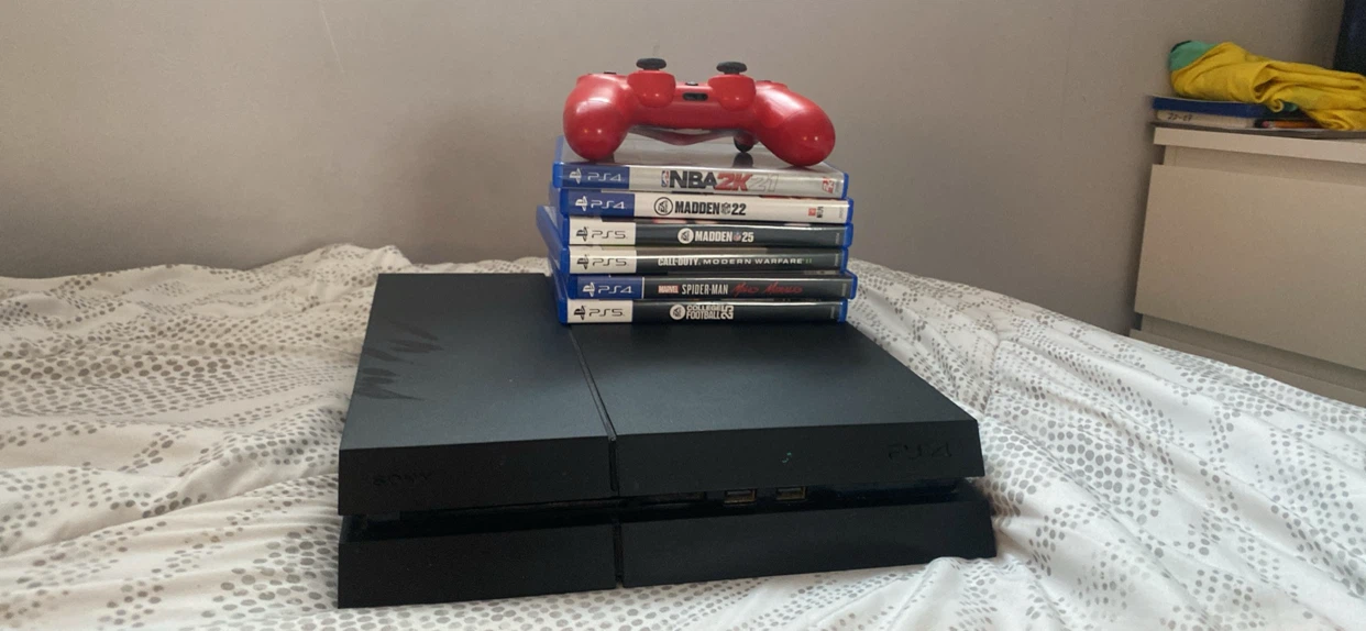 PS4 for sale and 6 games woth controller