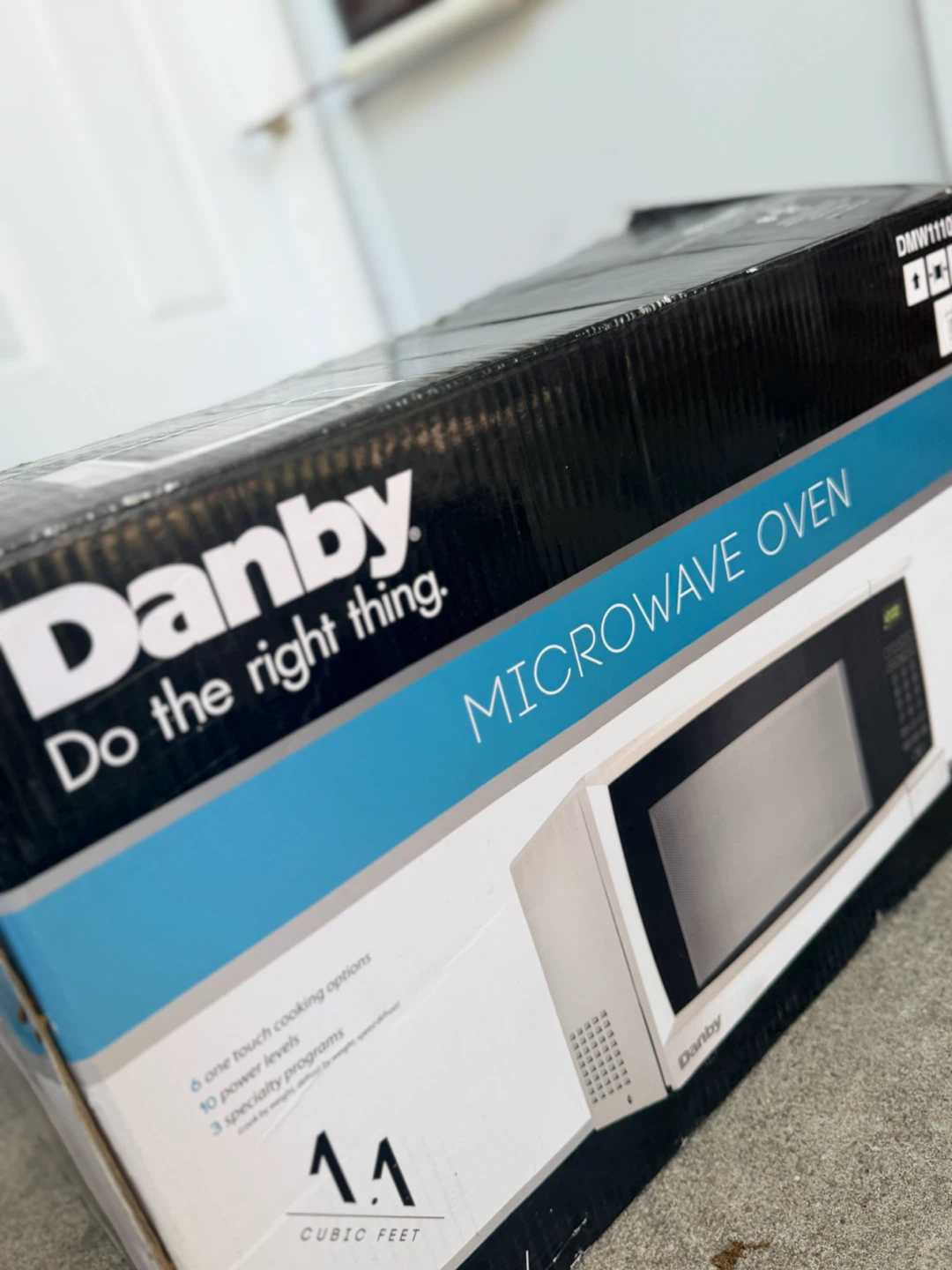 Brand new with box Danby Microwave Oven - photo 5
