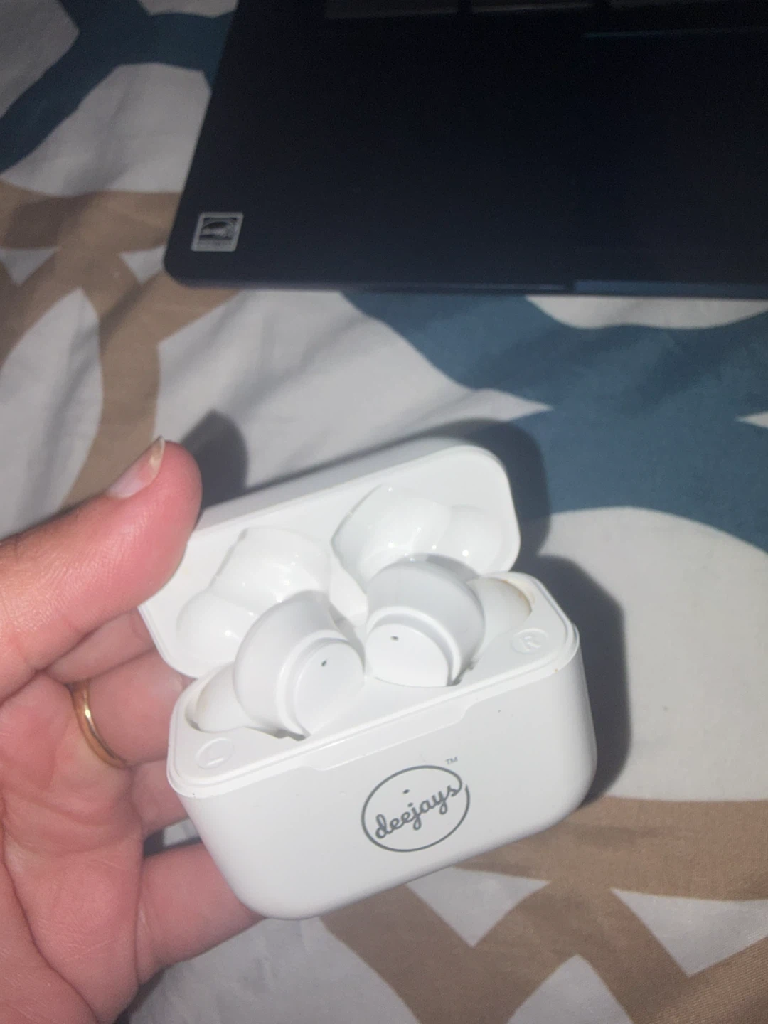 Deejays White Wireless Earbuds with Charging Case