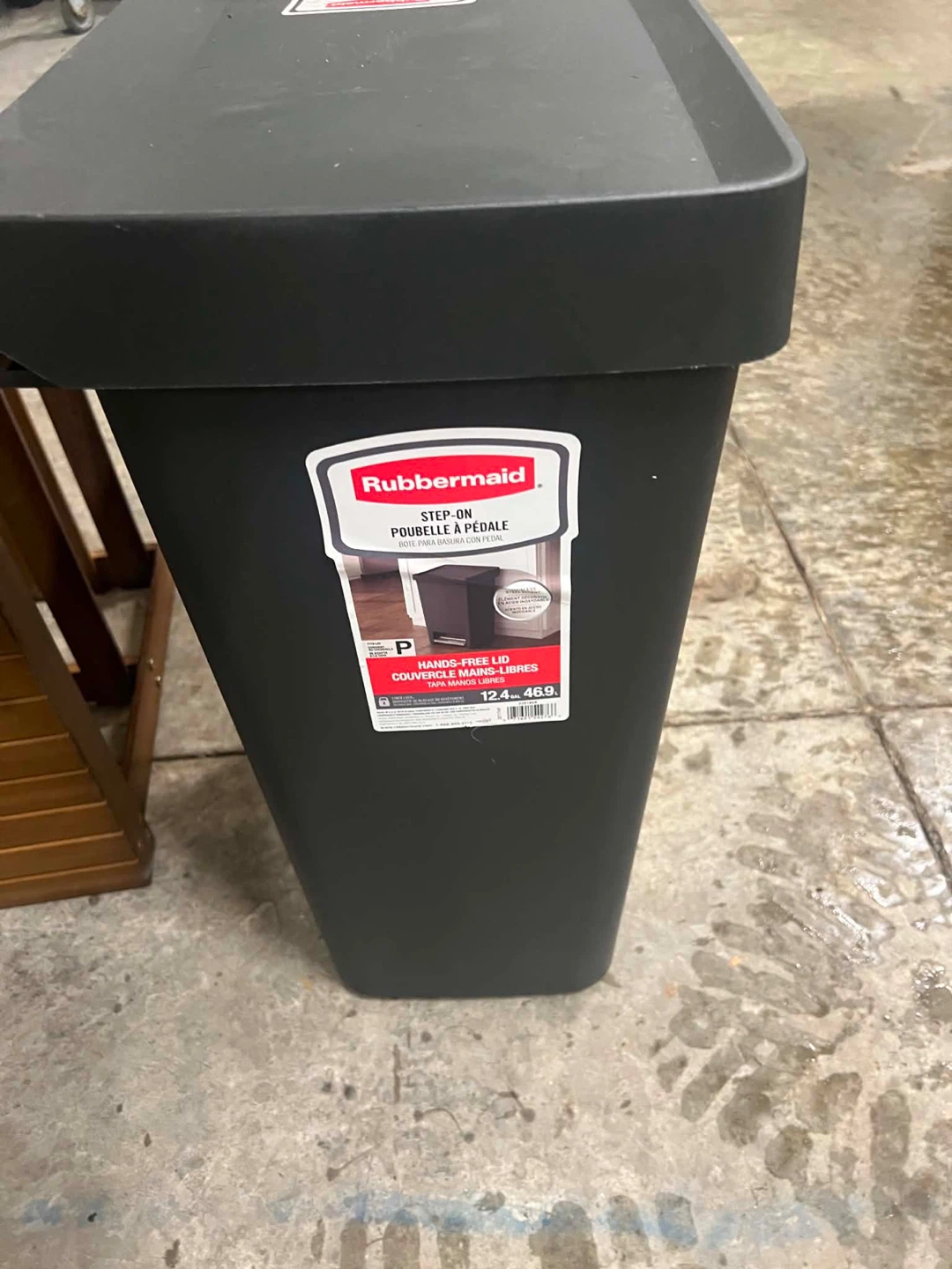 Rubbermaid Step-On Trash Can - photo 2