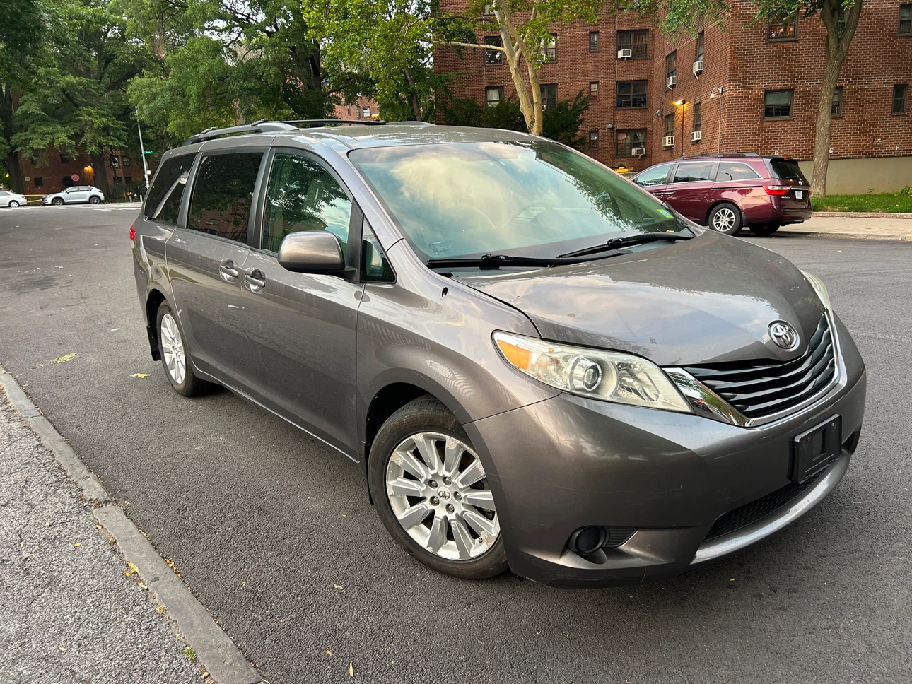 2011 Toyota Sienna LE AWD Minivan - photo 2