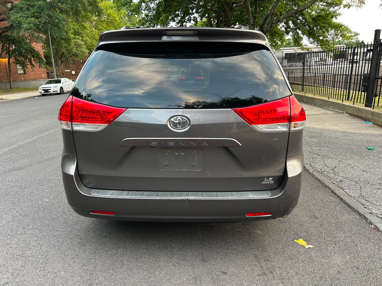 2011 Toyota Sienna LE AWD Minivan - photo 3