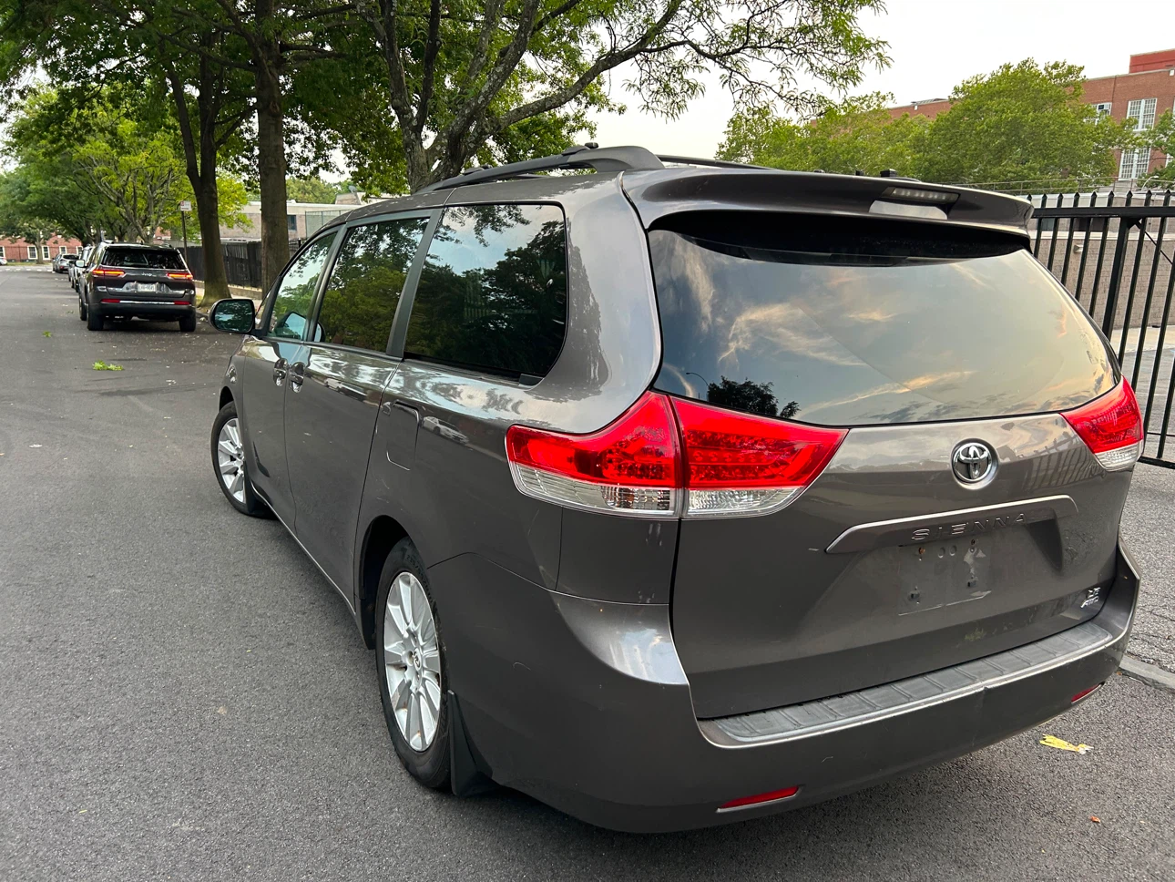 2011 Toyota Sienna LE AWD Minivan - photo 4