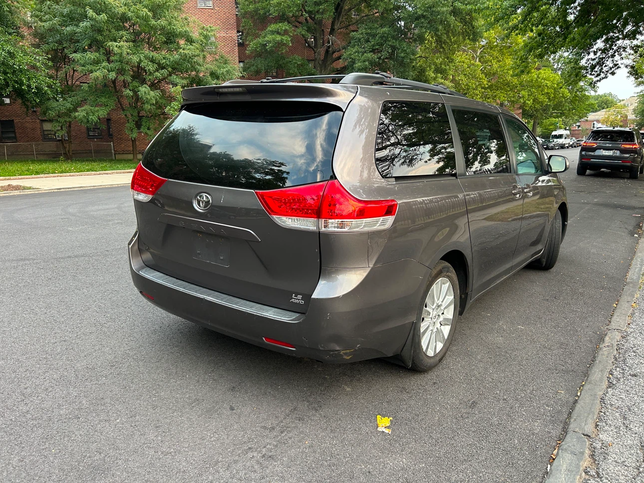 2011 Toyota Sienna LE AWD Minivan - photo 5